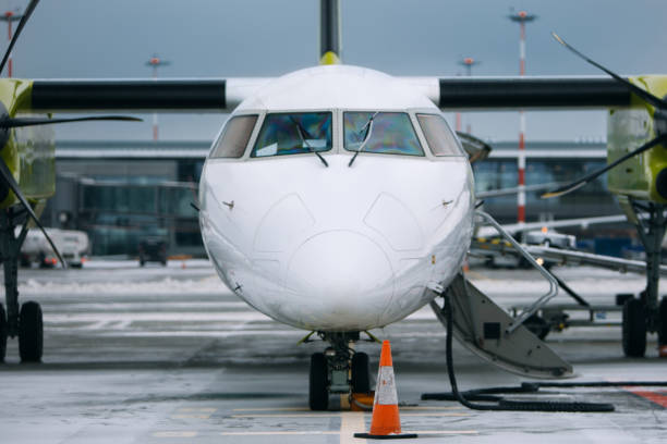 современный самолет возле терминала - manchester united стоковые фото и изображения