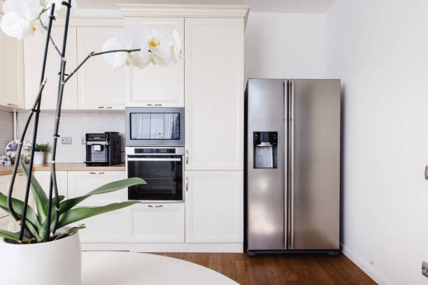 moderne geräte und neues design in der küche. loft küche und wohnung - kühlschrank stock-fotos und bilder