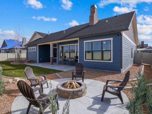 moderno firepit patio trasero con muebles de patio inmobiliaria exterior exterior azul y blanco con paisajismo - backyard fotografías e imágenes de stock