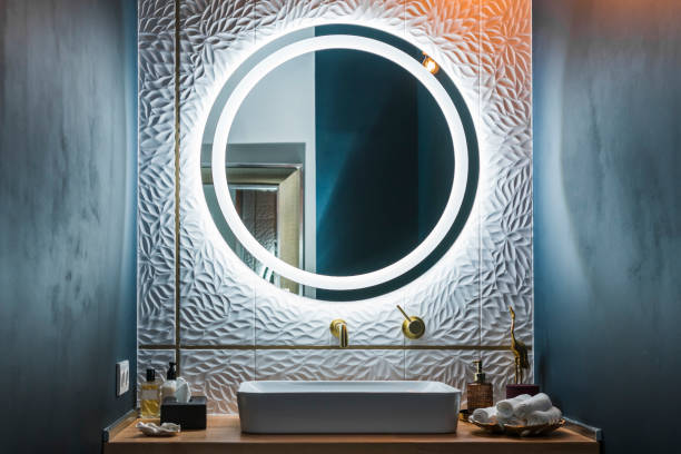 intérieur moderne de salle de bains avec le bassin blanc de lavage, robinet d’or - round mirror photos et images de collection
