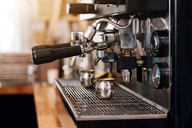modernes café-business - kaffeeautomat stock-fotos und bilder