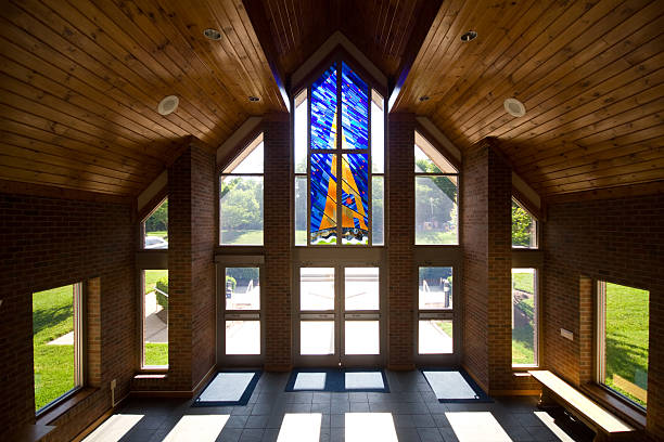 hall moderne avec du vitrail église - vitraux modernes photos et images de collection