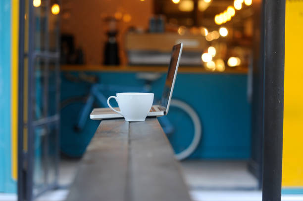 modern coffee shop - balcão computador imagens e fotografias de stock