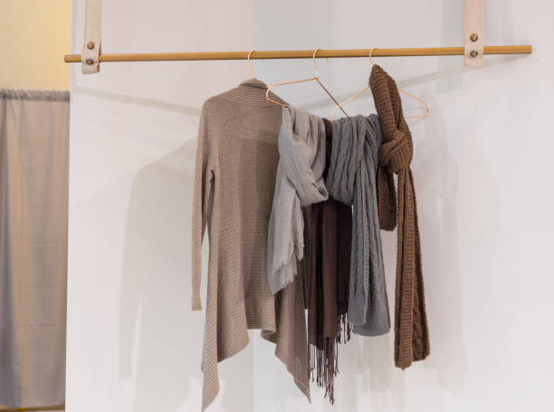Moderne gezellige garderobe met kleren opknoping op houten hanger​​​ foto