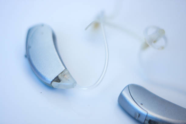 modern dijital kulak işitme sağırlık ve sabit işitme hasta için içinde. - hearing aids stok fotoğraflar ve resimler