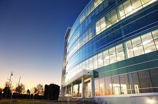 immeuble de bureaux moderne au coucher du soleil - buzbuzzer photos et images de collection
