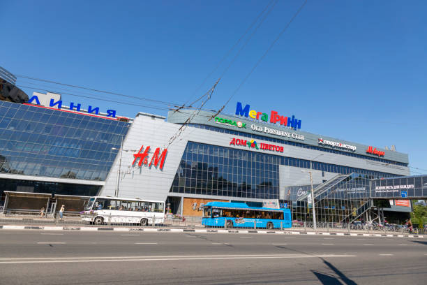 modern shopping and entertainment center in belgorod - belgorod 個照片及圖片檔