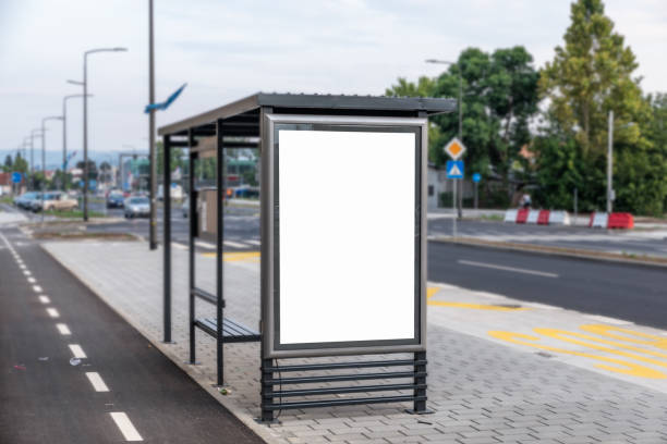 moderne einfache bushaltestelle für passagiere in der stadtstraße für den transport von menschen rund um die stadt mit bank und dach - bench advertising panel stock-fotos und bilder