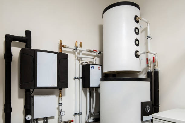 moderne duurzame warmtepomp installatie voor het verwarmen van water en huizen - warmtepomp stockfoto's en -beelden