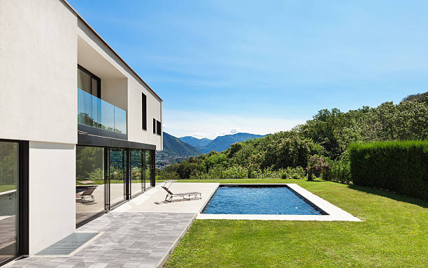 moderne villa mit pool - terrasse grundstück stock-fotos und bilder