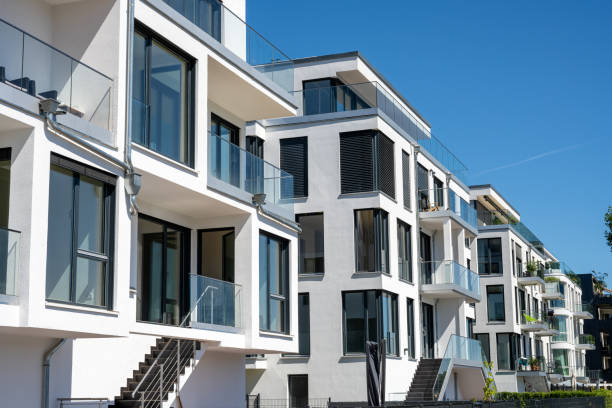 Modern white townhouses Modern white townhouses seen in Berlin, Germany apartment stock pictures, royalty-free photos & images