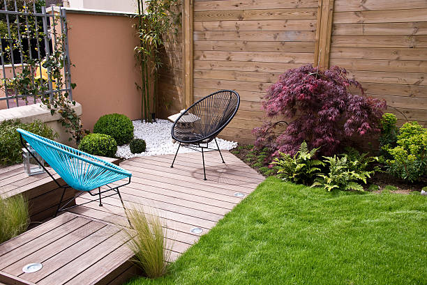 modern wood terrace and garden - formele tuin stockfoto's en -beelden