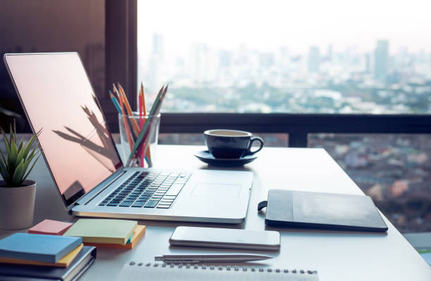 de tabel van de moderne werk met computer laptop en stadsgezichten uitzicht vanuit venster. concepten bedrijfsideeën - creatief bureau stockfoto's en -beelden