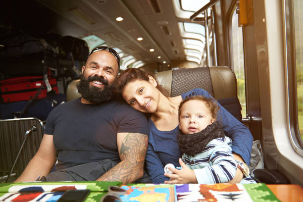 moderne jonge gezin in trein - train travel stockfoto's en -beelden