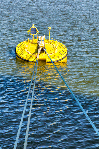 Modular mooring buoy with heavy tight ropes