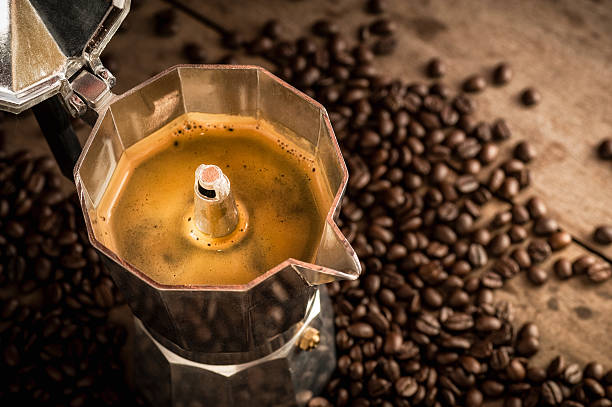moka pot old coffee maker and coffee beans - caffè mocha stockfoto's en -beelden
