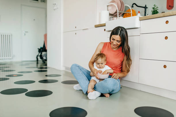 mom and baby boy - eethoekje stockfoto's en -beelden