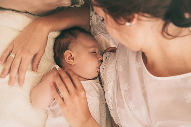 mom and baby - breastfeeding stockfoto's en -beelden