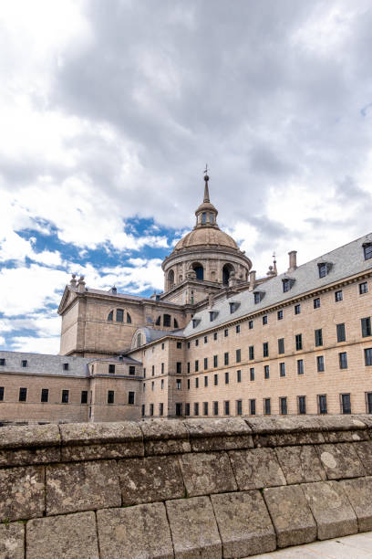 monastery of san lorenzo de el escorial with tourists strolling through its gardens and patios in madrid - luis lorenzo 個照片及圖片檔