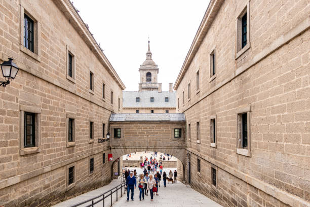 monastery of san lorenzo de el escorial with tourists strolling through its gardens and patios in madrid - luis lorenzo 個照片及圖片檔