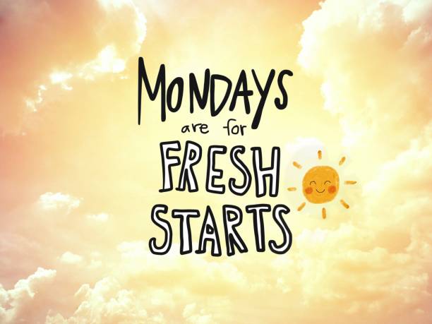 i lunedì sono per le nuove parole di inizio lettering e il sorriso del sole su sfondo cielo dorato - motivazione foto e immagini stock