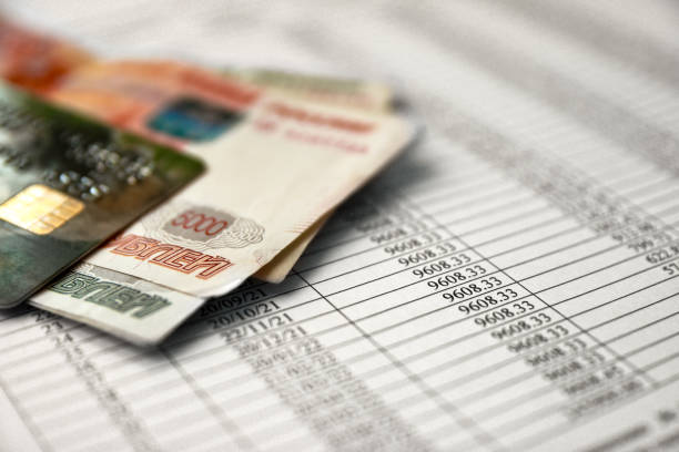 대출 상환 일정이 있는 대출 계약서 양식의 돈과 신용 카드. - 러시아 루블 뉴스 사진 이미지