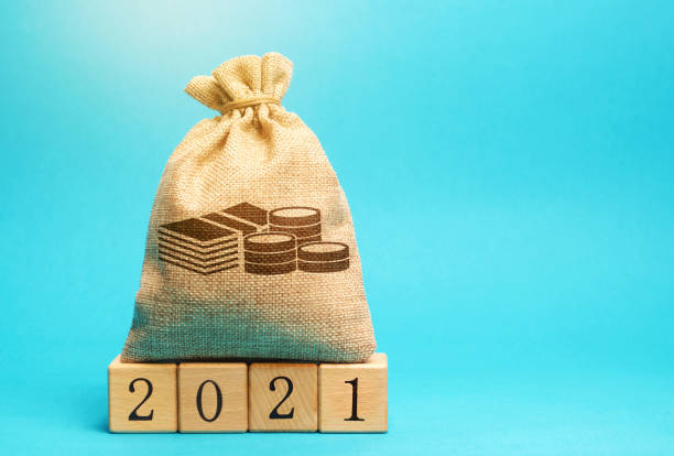 Money bag and wooden blocks 2021. Budget planning. Business and economic. Goals and plans. Investment, finance. Savings.  home finances stock pictures, royalty-free photos & images