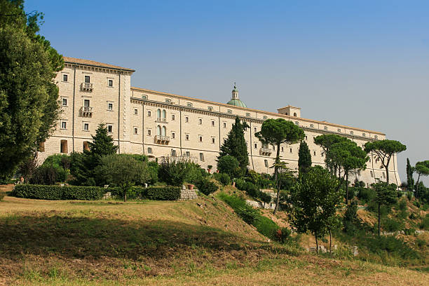 abbazia di montecassio (montecassino) e cielo blu, italia. - frosinone foto e immagini stock