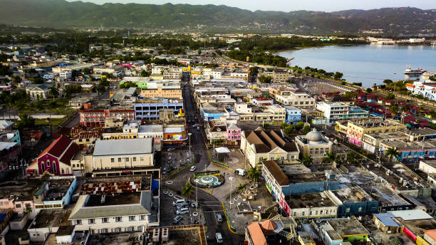 モンテゴベイジャマイカダウンタウン教会の空中映像 - モンテゴ湾 写真 ストックフォトと画像