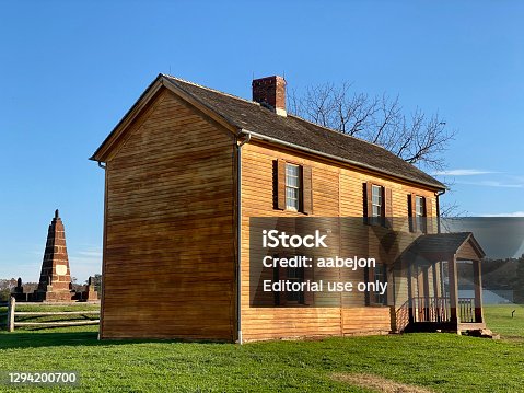 istock Monument and Farmhouse at Battle of Manassas 1294200700