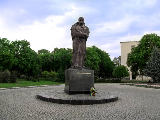 uzhgorod에서 narodna 광장에서 기념물의 타라스 셰우첸코 - shevchenko 뉴스 사진 이미지