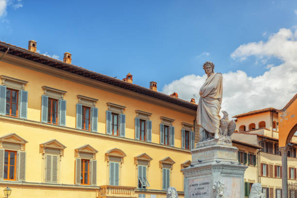 monument voor dante alighieri (monumento een dante alighieri) op het heilige kruis plein (piazza di santa croce) in florence - dante alighieri stockfoto's en -beelden