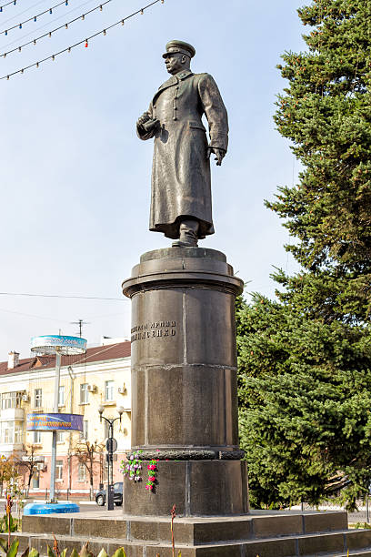 памятник general of the army apanasenko. г. белгород. , россия - belgorod стоковые фото и изображения