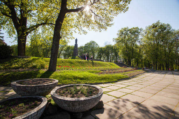 памятник тарасу шевченко в каниве, украина - shevchenko стоковые фото и изображения