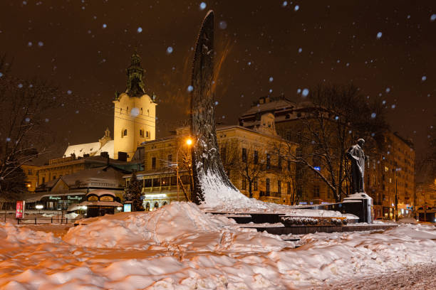 памятник тарасу шевченко во львове ночью зимой - shevchenko стоковые фото и изображения