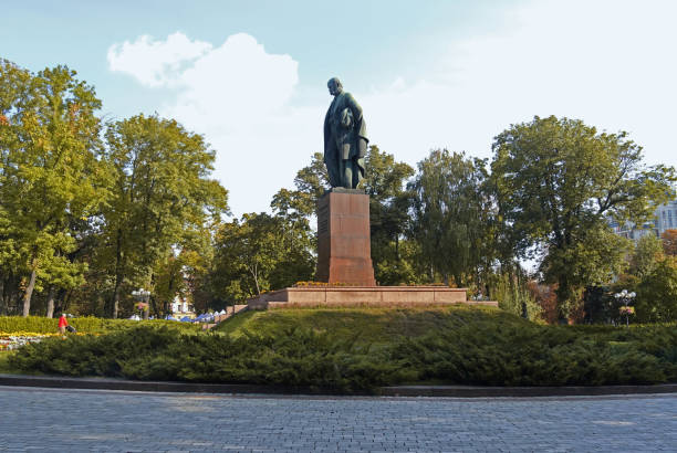 烏克蘭詩人舍甫琴科紀念碑在基輔一個陽光明媚的秋天的一天 - shevchenko 個照片及圖片檔