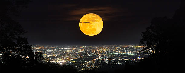 moon above city - chiang mai stad stockfoto's en -beelden