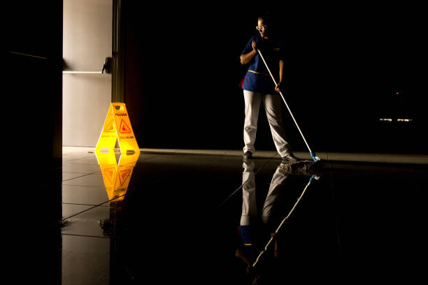 mopping - schoonmaakbedrijf stockfoto's en -beelden