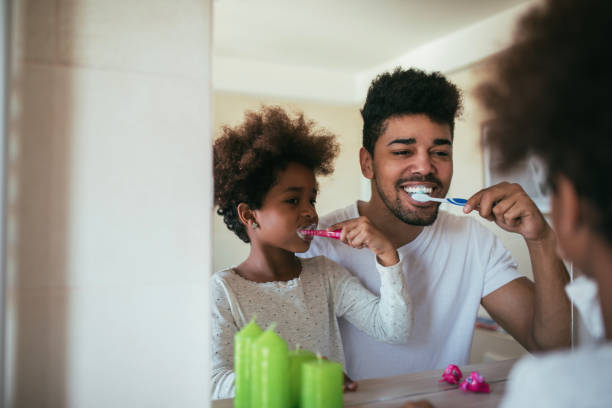 morgon aktiviteter hemma - kvinna borstar tänderna bildbanksfoton och bilder