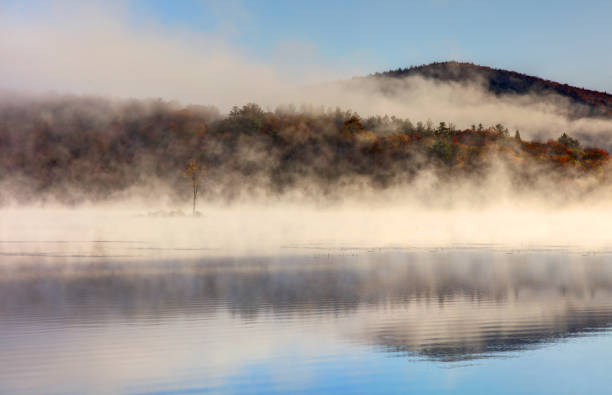 佛蒙特州金林頓一個小池塘上的晨霧。 - killington 個照片及圖片檔