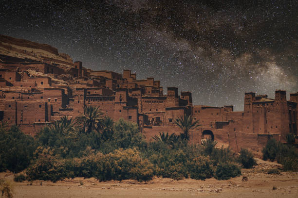 morocco, starry night over the ait ben haddou ighrem (fortified village). - marrakech desert imagens e fotografias de stock