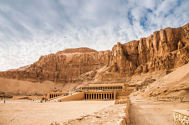 mortuary temple of hatshepsut - egypte stockfoto's en -beelden