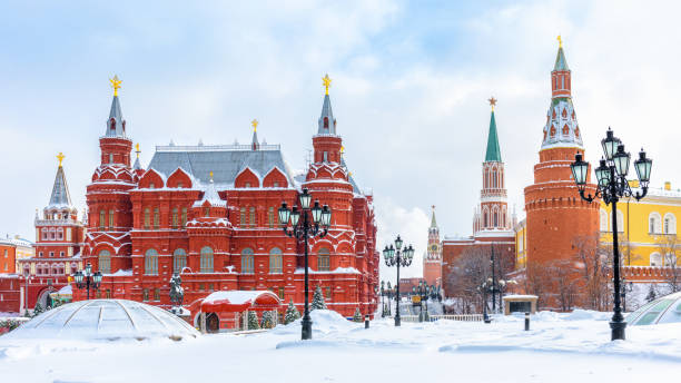 冬のモスクワ、ロシア。モスクワ・クレムリンを見下ろすマネズナヤ広場は、市内のトップランドマークです。 - ロシア ストックフォトと画像