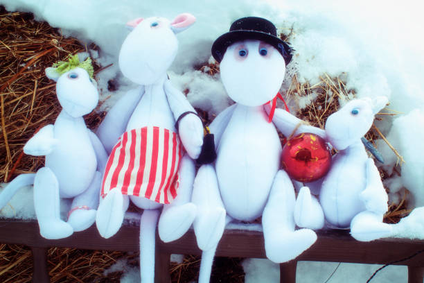 moscow region/ryssland-01 06 2019: mumin familj troll på vintern. mumintrollet dockor i det nya året. en fantastisk familj av fiktiva litterära karaktärer. - moomin bildbanksfoton och bilder