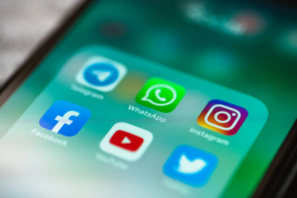 moskou, rusland-circa augustus 2019: iphone xr close-up met iconen van de populaire social media app of applicaties op het scherm voor smartphone gebruik lifestyle - whatsapp stockfoto's en -beelden
