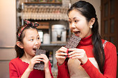 チョコレートを食べる母と娘