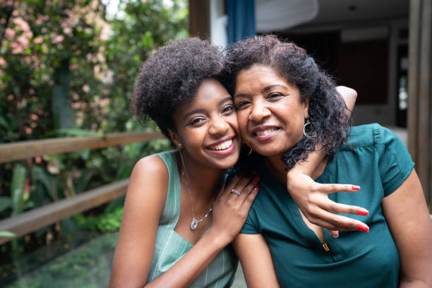 mother and daughter embracing at home - black mother imagens e fotografias de stock