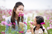花畑で遊ぶ母と娘