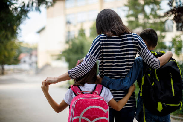 mother taking kids to school - back to school imagens e fotografias de stock