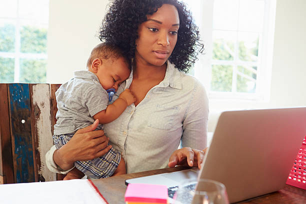 mãe com bebê, trabalhando no escritório em casa - black mother imagens e fotografias de stock